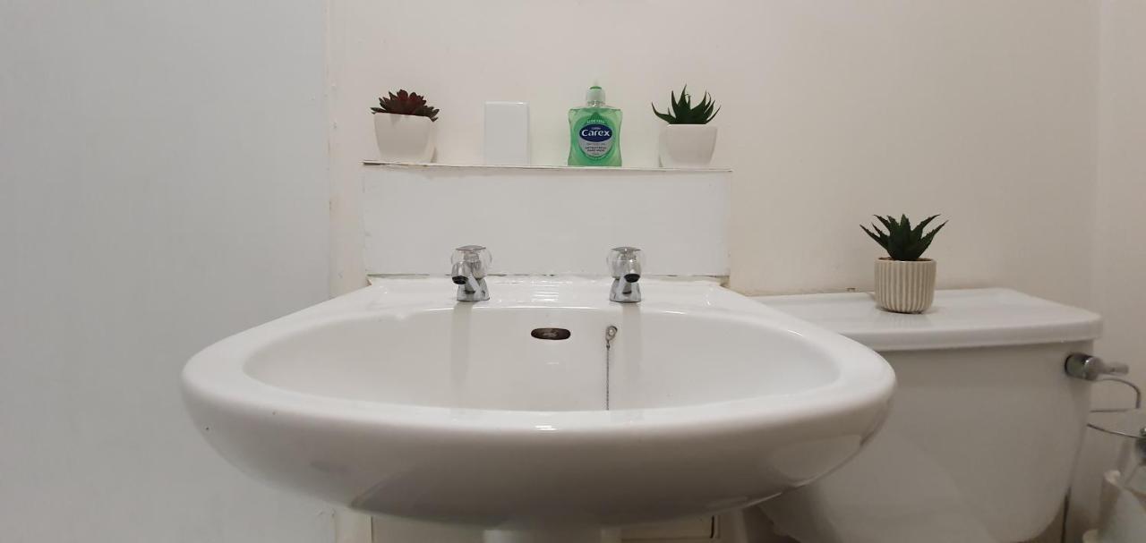 Fast Broadband, Budget Stay, Free Netflix. Cardiff Bagian luar foto